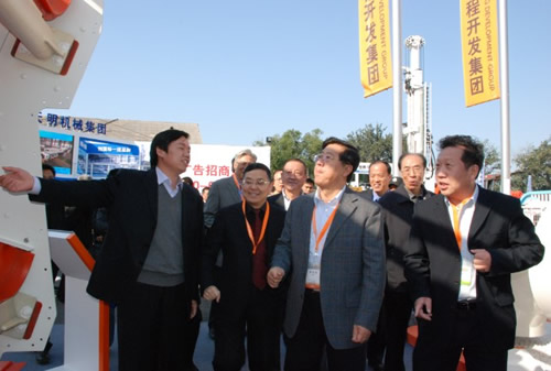 中國(guó)煤炭工業(yè)協(xié)會(huì)會(huì)長(zhǎng)王顯政至大地工程開發(fā)集團(tuán)展區(qū)參觀