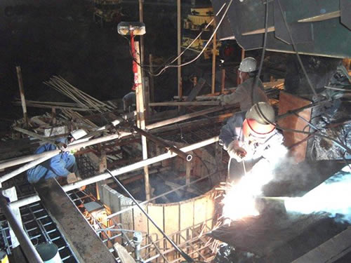 攀鋼釩業公司重點技改項目圓錐破碎機安裝正在緊張施工