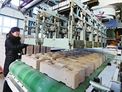 移動制磚機拆遷現場&ldquo;吃&rdquo;垃圾