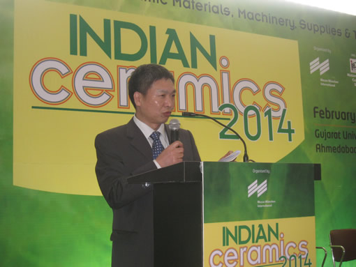 中國貿(mào)促會建材分會副會長周治洲在向各國嘉賓詳細介紹展會籌備情況