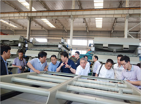 考察組觀看電磁高頻振動篩