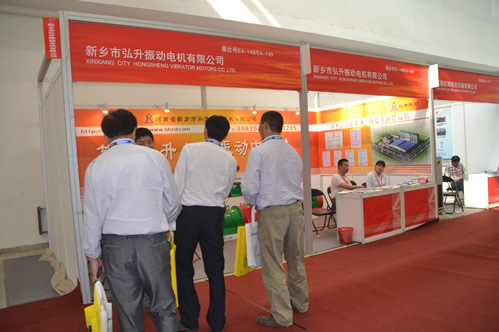 客戶咨詢新鄉弘升振動電機產品