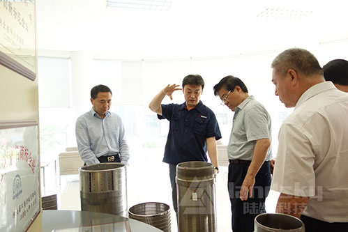 考察組觀看篩網濾器