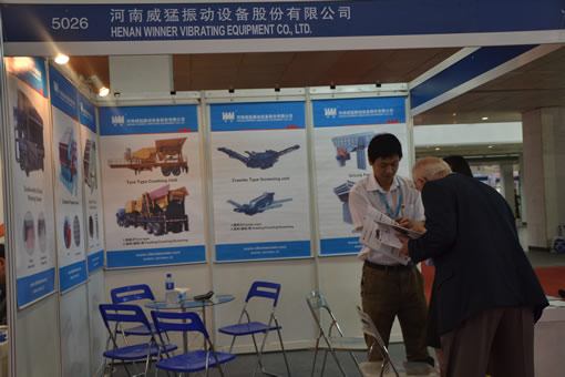 國外客戶咨詢河南威猛振動設備股份有限公司破碎篩分系列產品