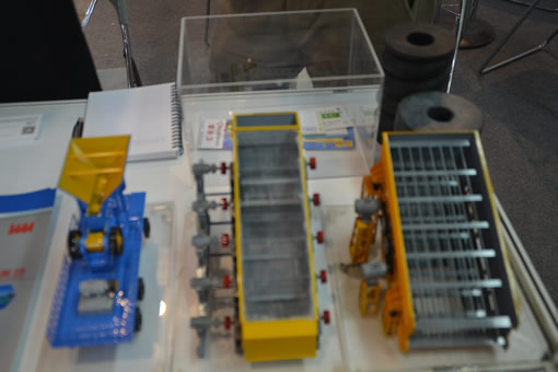 威猛振動設備展出的振動篩、移動破碎站產品模型