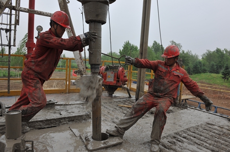 鉆井液池的振動(dòng)篩上安除砂輔助器