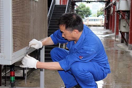 川渝中煙黔江分廠在卷煙成品輸送機上安裝金屬網帶