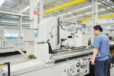 圖為張煤機機電設備分廠職工生產工作現場