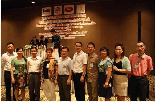 商務(wù)考察組會議現(xiàn)場合影