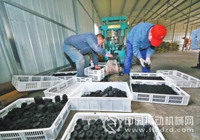 河南洛陽發明家發明智能秸稈制炭爐 秸稈變&ldquo;木炭&rdquo;