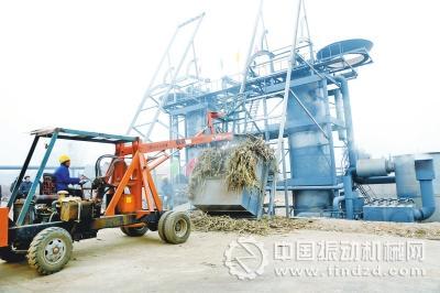 河南洛陽發明家發明智能秸稈制炭爐 秸稈變&ldquo;木炭&rdquo;
