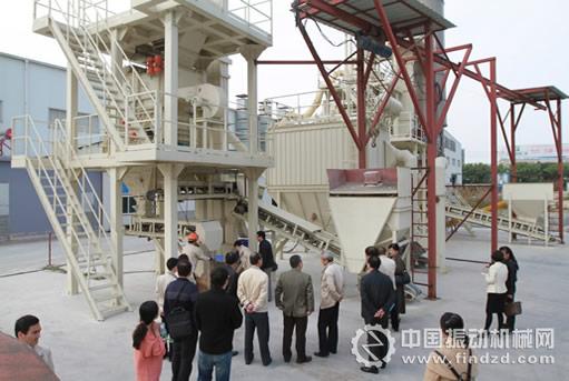 考察組成員現場觀看南方路機V7干式制砂設備現場制砂