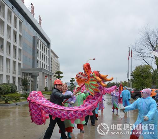 湖北鑫鷹環(huán)保科技股份有限公司舞動(dòng)祥龍帶起風(fēng)-羊年開工儀式舉行