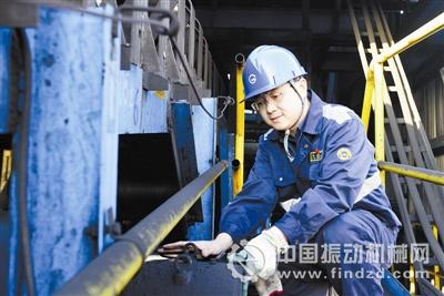 李凌云，秦皇島港股份有限公司九公司安監(jiān)部副部長，先后獲得公司設(shè)備管理先進(jìn)個人、股份公司技術(shù)改進(jìn)獎、秦皇島市青年崗位能手等榮譽(yù)。