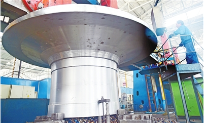 中信重工完全自主知識(shí)產(chǎn)權(quán)的球磨機(jī)端蓋正緊張加工