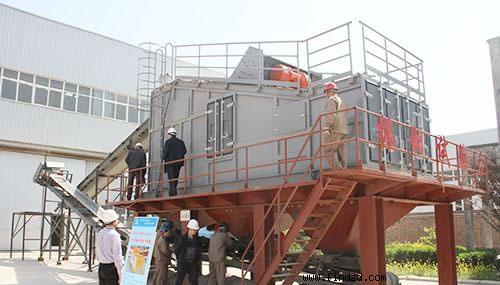 專家委員在振動(dòng)試驗(yàn)臺(tái)進(jìn)行現(xiàn)場(chǎng)觀摩