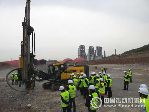 與會代表在海螺銅陵石灰石及骨料礦山現場觀摩