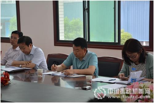 李秉恒局長（右二）認(rèn)真聽取匯報(bào)