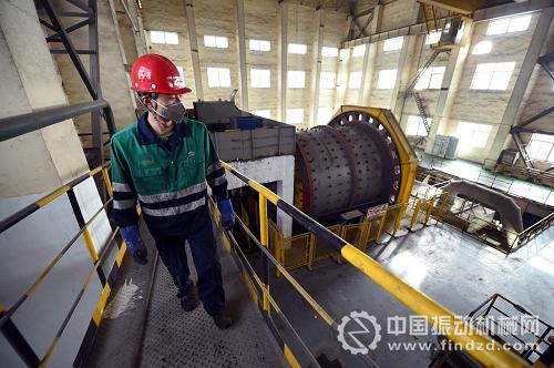 在金昌市金川公司，工人在銅爐渣選礦球磨車間巡查