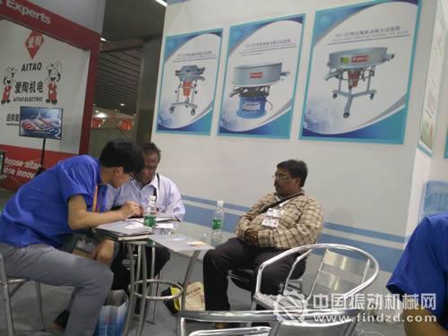 2015中國(guó)國(guó)際陶瓷工業(yè)技術(shù)與產(chǎn)品展覽會(huì)上新鄉(xiāng)恒宇機(jī)械展出的振動(dòng)篩