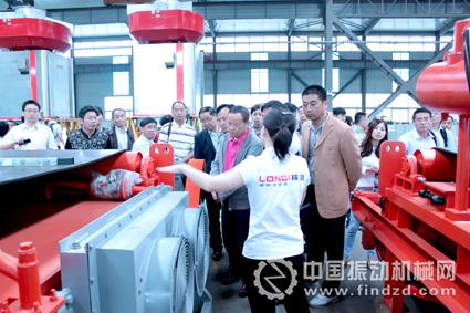 隆基向來訪代表們講解設備研發生產過程