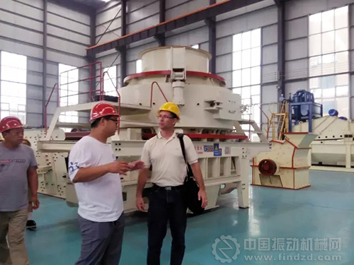 客戶到產(chǎn)品展廳參觀我公司專業(yè)生產(chǎn)的破碎機、制砂機、球磨機、跳汰機等設(shè)備，仔細(xì)詢問每一件他需要的機器