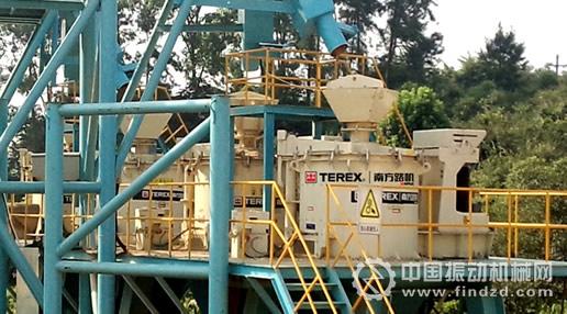 四臺(tái)特雷克斯南方路機(jī)VSI2000