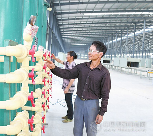 工人正在對(duì)電源儀表設(shè)備進(jìn)行檢測(cè)