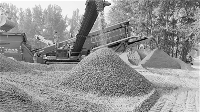 破碎篩分設備正在粉碎建筑垃圾