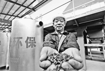 劉子光在展示經(jīng)垃圾處理設(shè)備分離后，加工成的塑料顆粒。