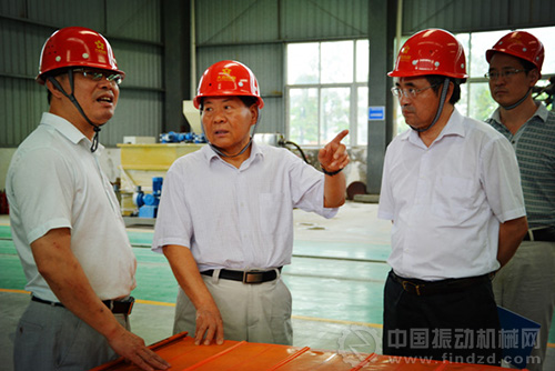 圖為中國有色金屬協(xié)會副會長康義（左二）與鑫鷹公司總經(jīng)理洪鎮(zhèn)波進行現(xiàn)場技術(shù)交流