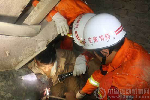 消防官兵及時趕到開展救援，40分鐘后將張師傅的手臂取出。