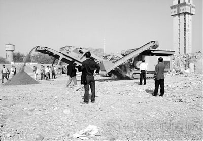 無揚(yáng)塵系統(tǒng)的履帶式移動(dòng)破碎站