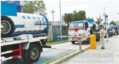 圖為餐廚垃圾車正在排隊等待進站進行無害化處理。