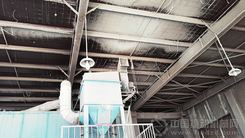 茂華涂裝有限公司的靜電噴涂車間里的除塵器風機口接近屋頂，長年吹出的粉塵，形成明顯痕跡。