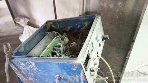 茂華涂裝有限公司靜電噴涂車間的電氣線路和設備沒有防爆功能，有的直接裸露在外。