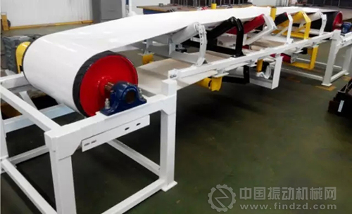 圖為輸送機樣機試車現(xiàn)場