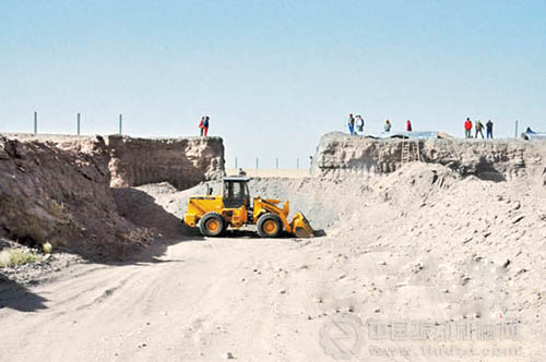 農民工堵塞工地通道維權。