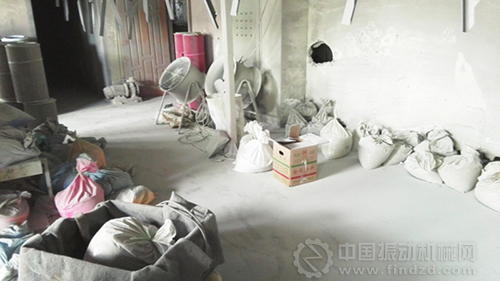 在茂華涂裝有限公司的靜電噴涂車間地上積塵厚達幾厘米。