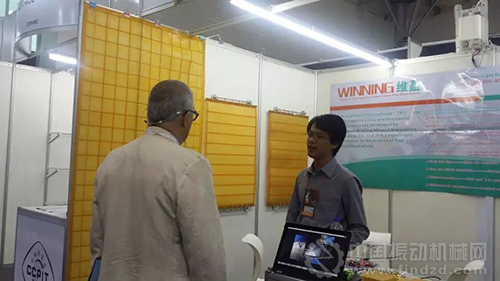 東莞維盈工作人員與客戶交談