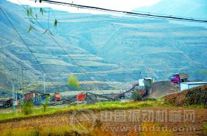 　在農田里進行肆意開采的砂石場。