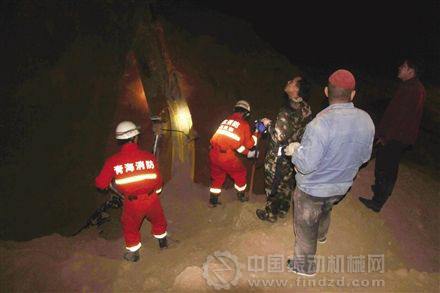 圖為事故現場消防官兵正在展開救援。