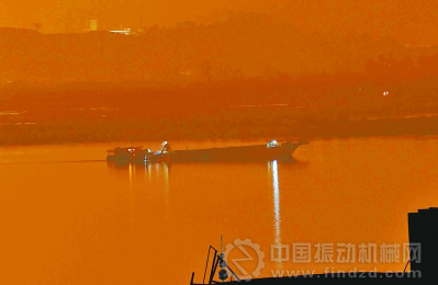 吸砂船夜間在江中采砂，工人有作業時，就打手電照明。