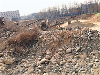 砂石場內，連綿起伏的砂石堆完全裸露著。