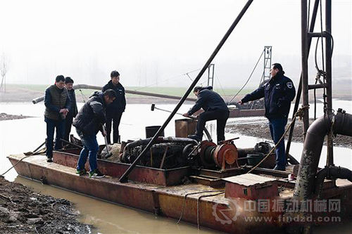 市水利局等聯合執法人員現場摧毀違法采砂船。