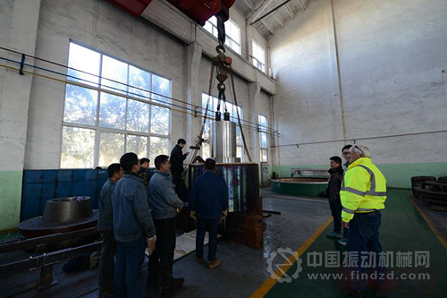 南非客商杰米（右）在驗收設(shè)備