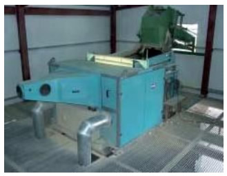 MikroSort AT 型號(hào)光選機(jī)，配備兩臺(tái)顏色相機(jī)，可雙面掃描，用于巖石選別