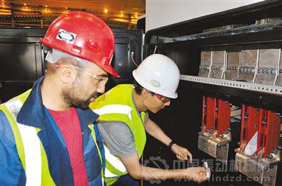 中哈兩國管理人員共同檢查磨礦車間內(nèi)機(jī)器運(yùn)行情況。