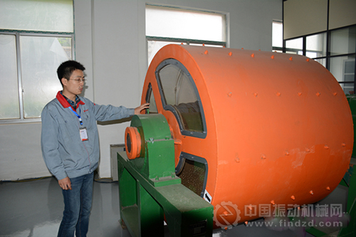 磨球機應用評價實驗室內，一臺微縮型的磨球機擺放在試驗室正中央