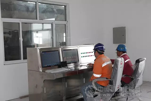 圖為古城礦膠帶式運輸機（皮帶）跑偏調試實驗現(xiàn)場，安裝技術員通過數(shù)字化集控系統(tǒng)進行實時監(jiān)控。